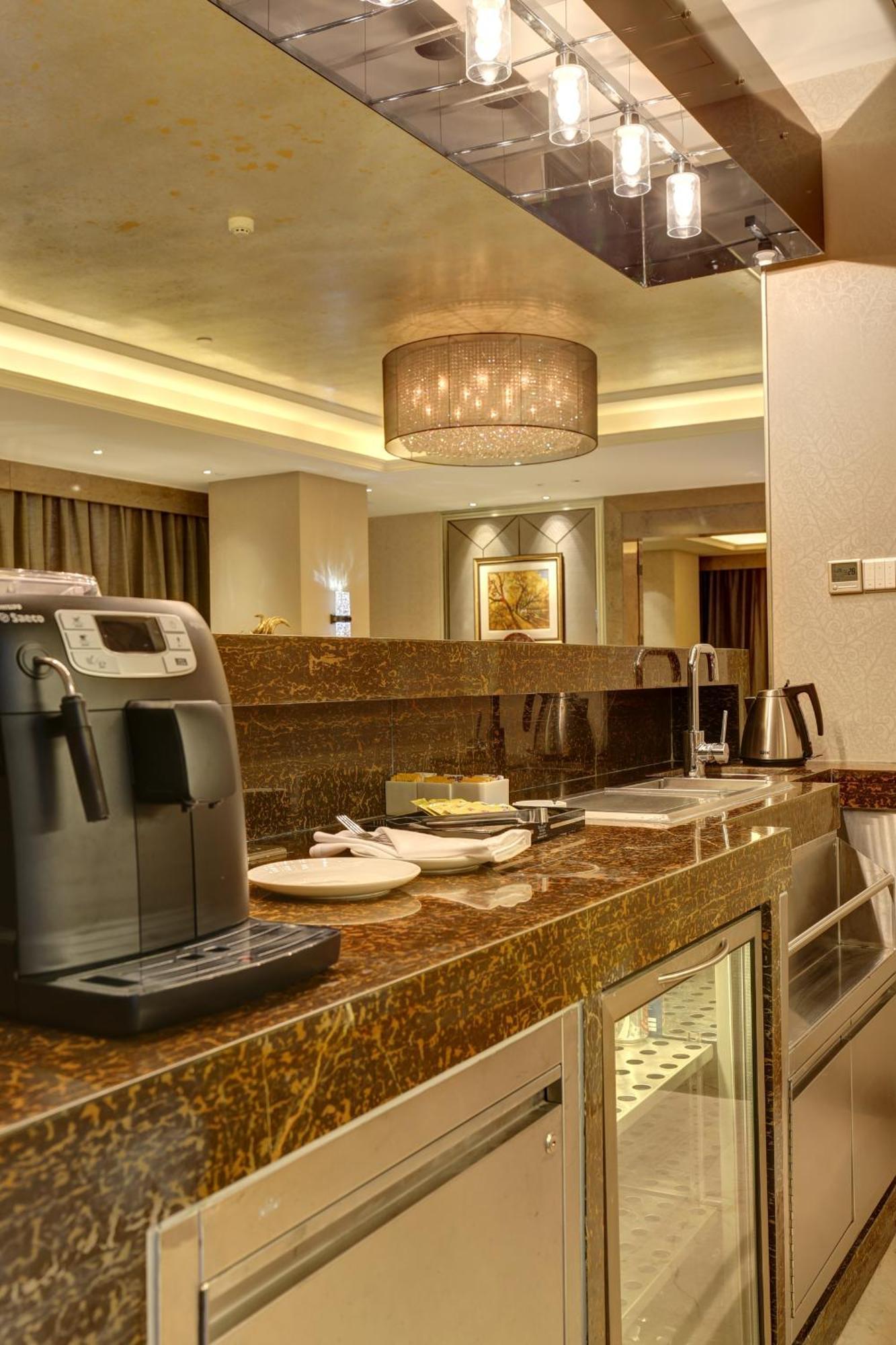 Hotel Ramada Plaza Liuzhou Liudong Exterior foto